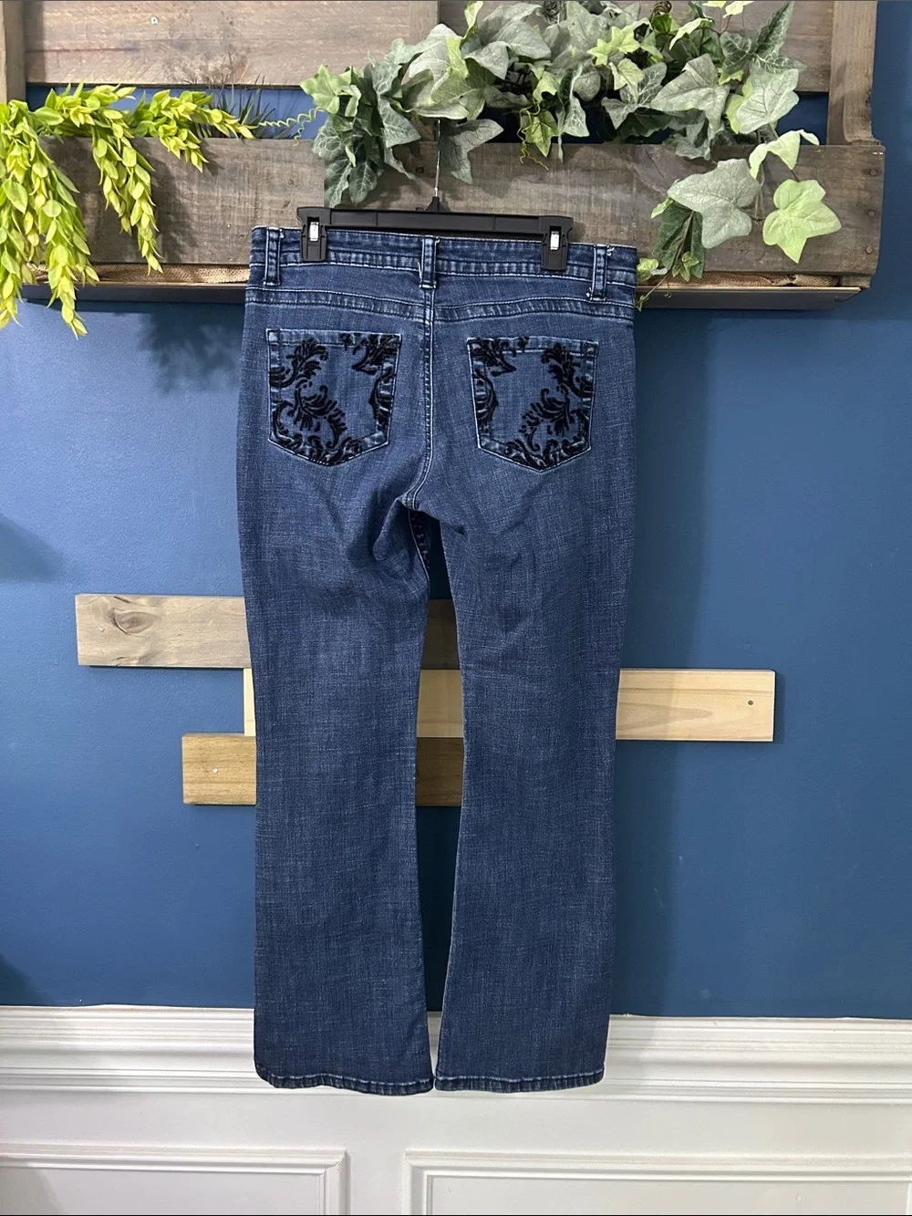 Lee Slender Secret Women’s Flare Jeans w/embellishment on pockets. Sz 12 EUC